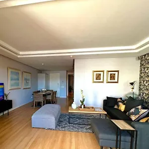 Parama 003 Secure, Luxurious Waterfront Apartment